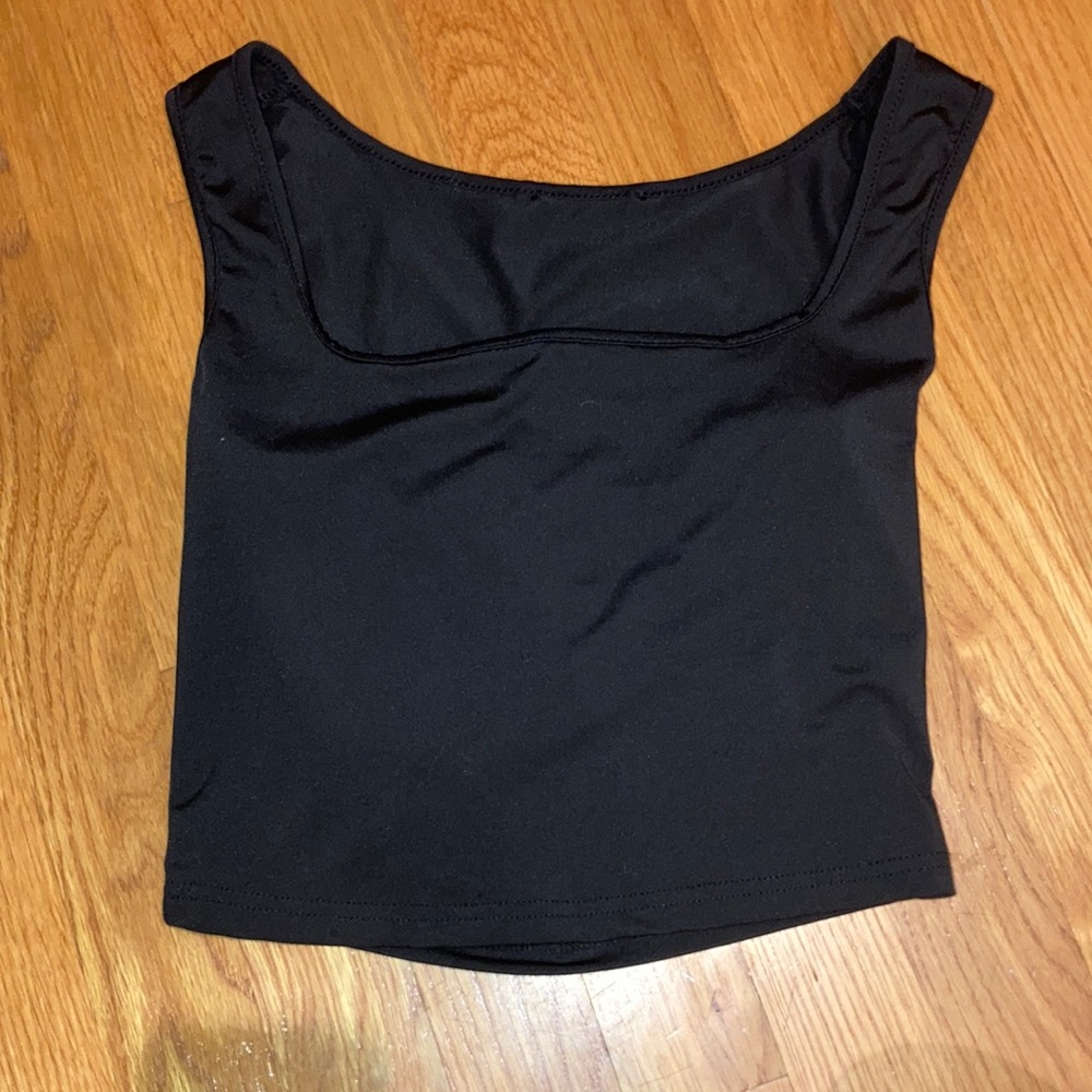 Black cropped tank